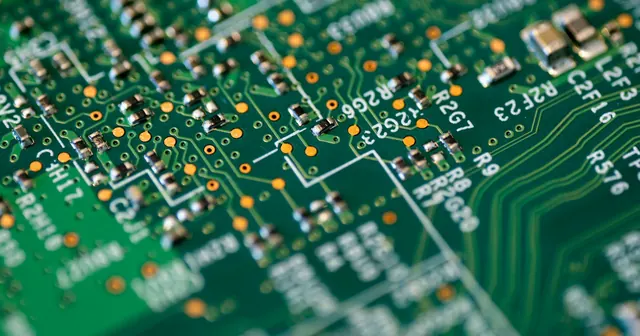 Zbliżenie zielonej płytki drukowanej z elementami elektronicznymi